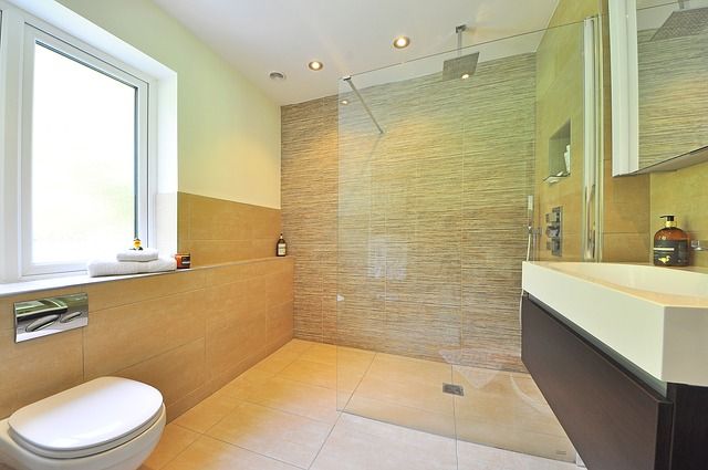 bien nettoyer une paroi de douche
