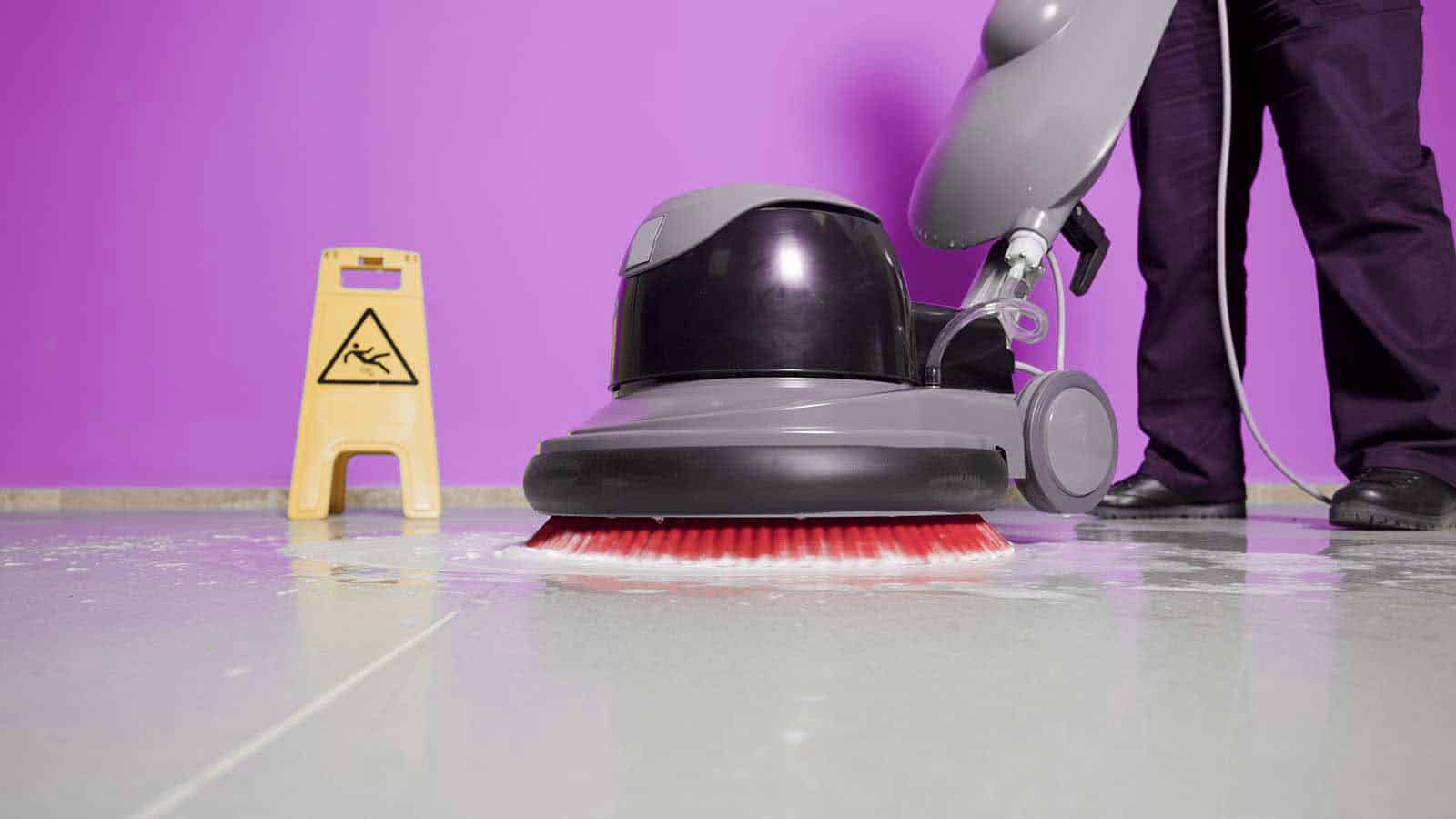 Nos agents peuvent utiliser une monobrosse pour nettoyer vos immeubles ou résidences.